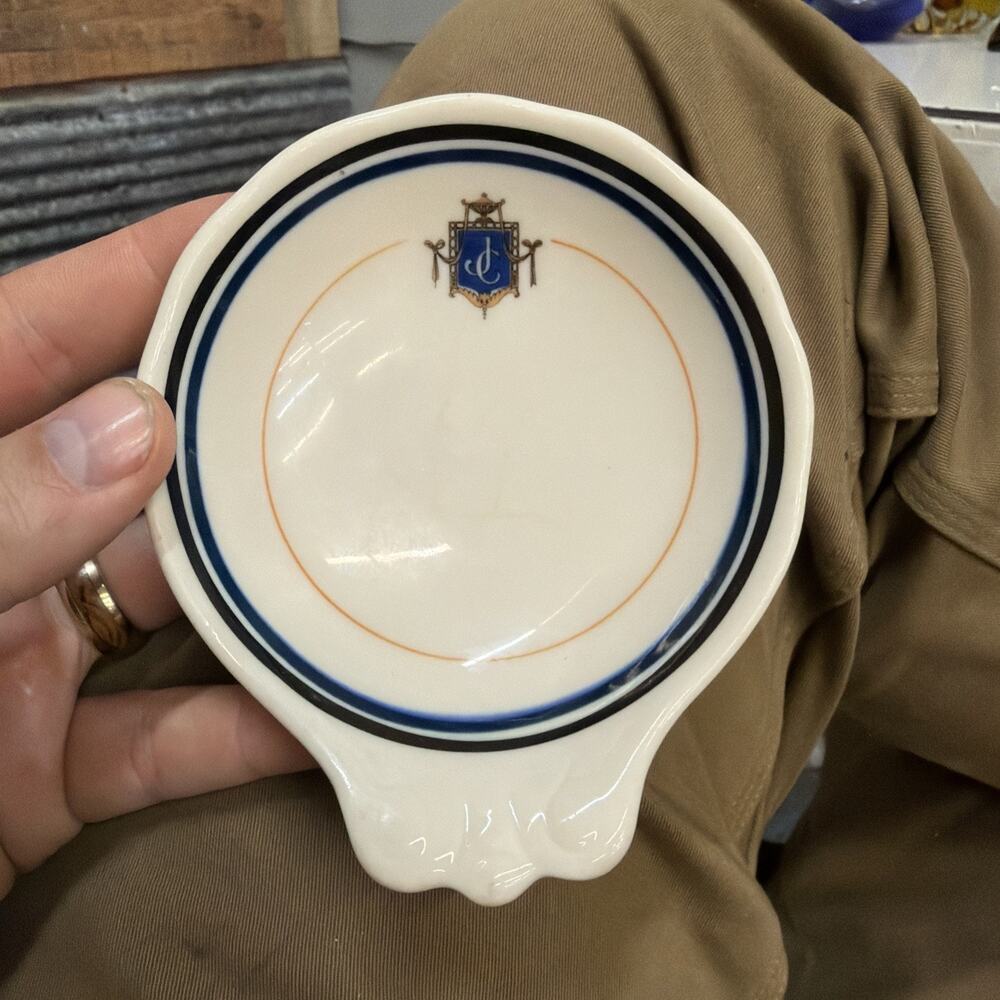 Vintage Syracuse China spoon rest with "JC" Branded Crest